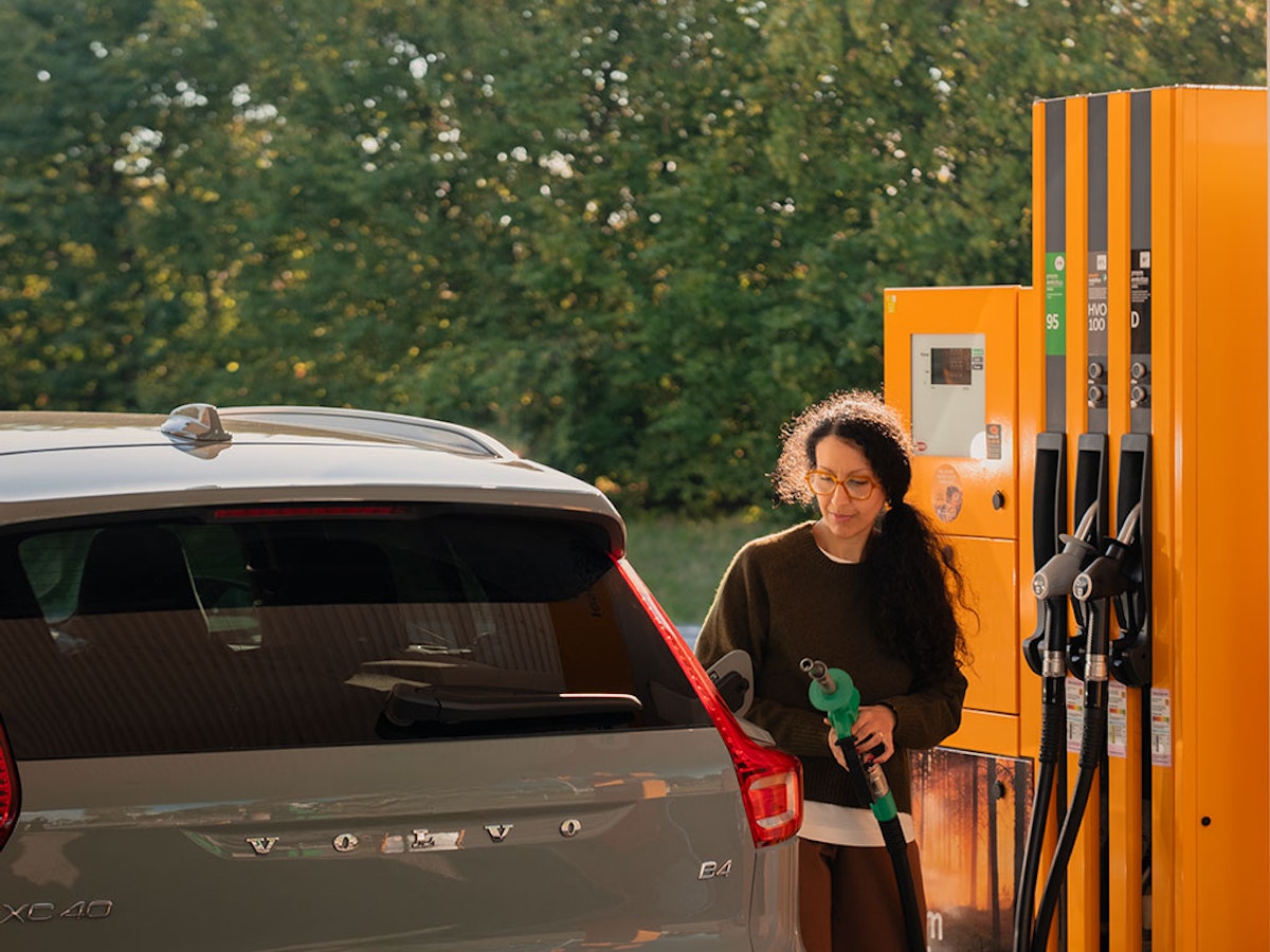 En kvinna tankar på station