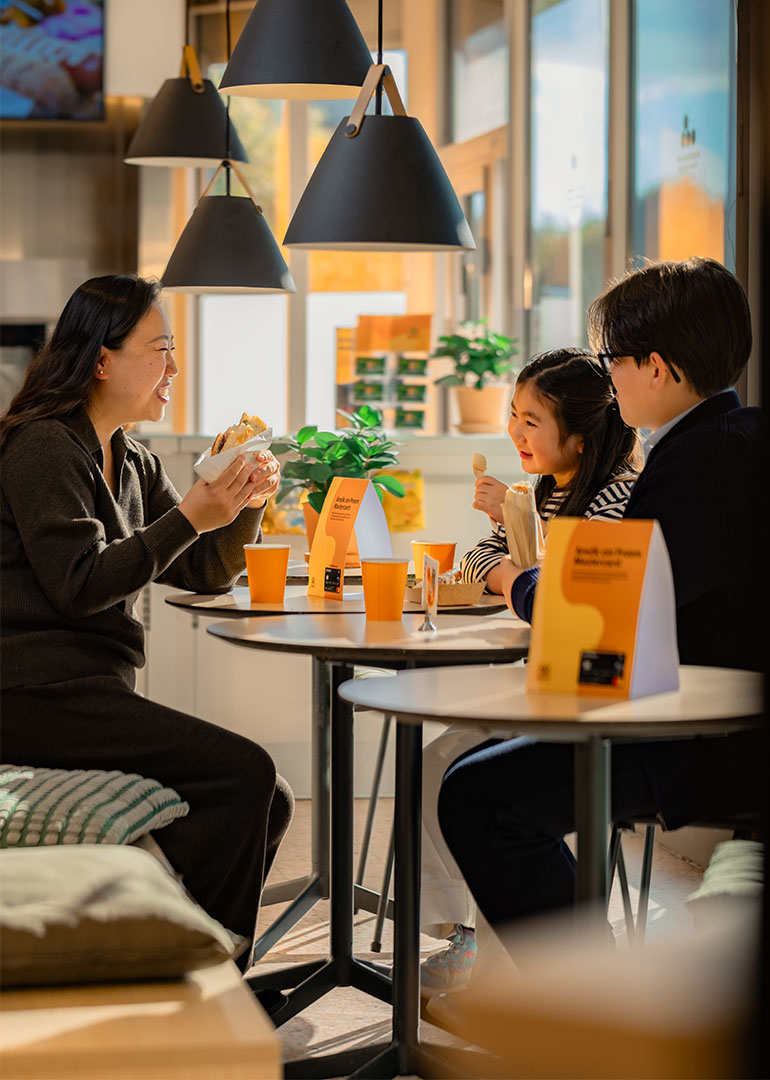 Familj äter mat i cafédelen i butik