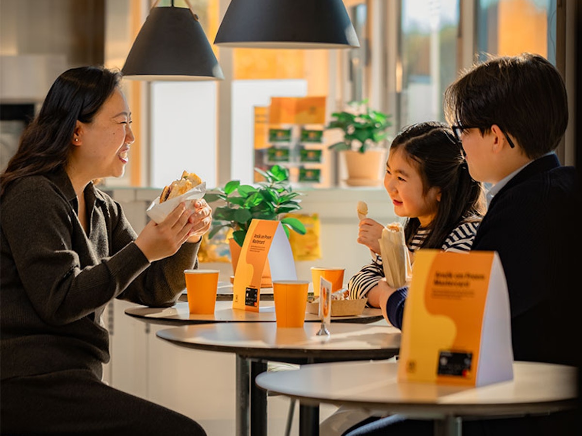 Familj äter mat i cafédelen i butik