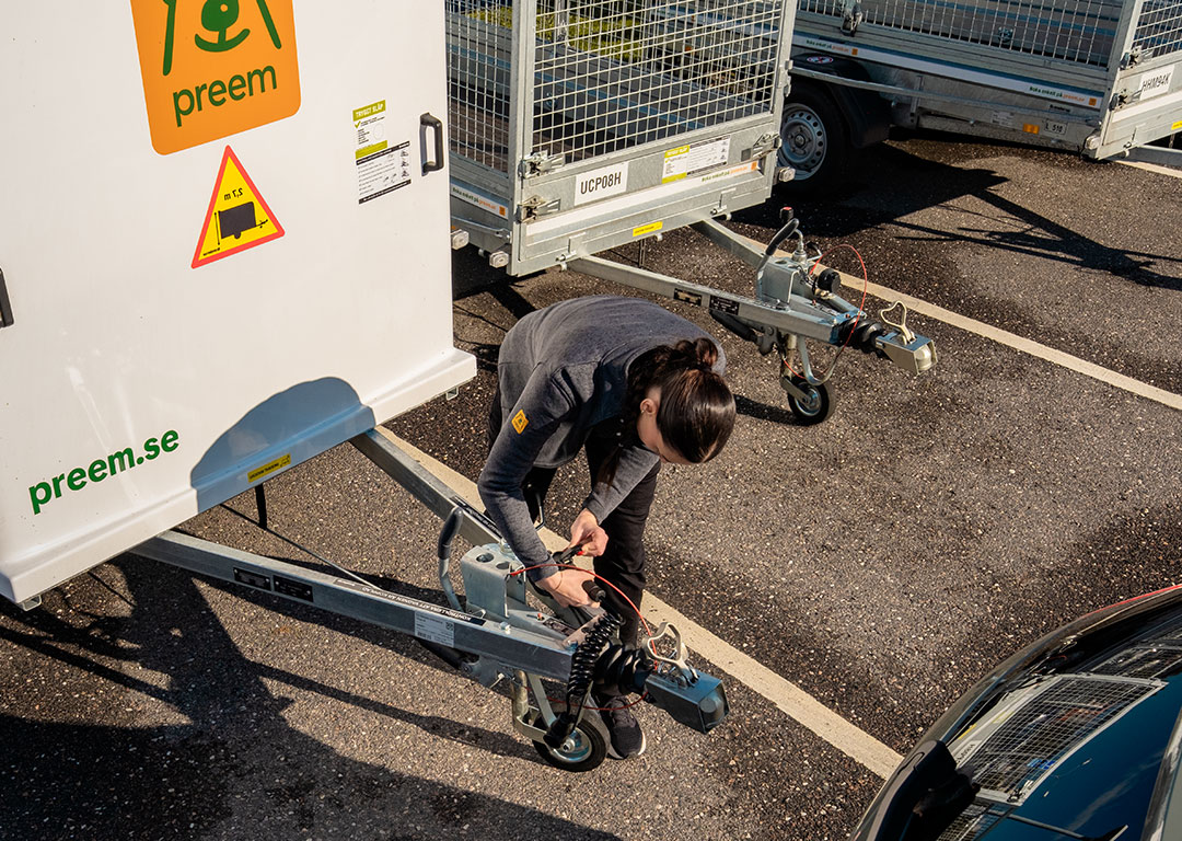 Preem-anställd monterar ett hyrsläp