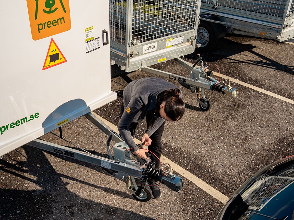 Preem-anställd monterar ett hyrsläp