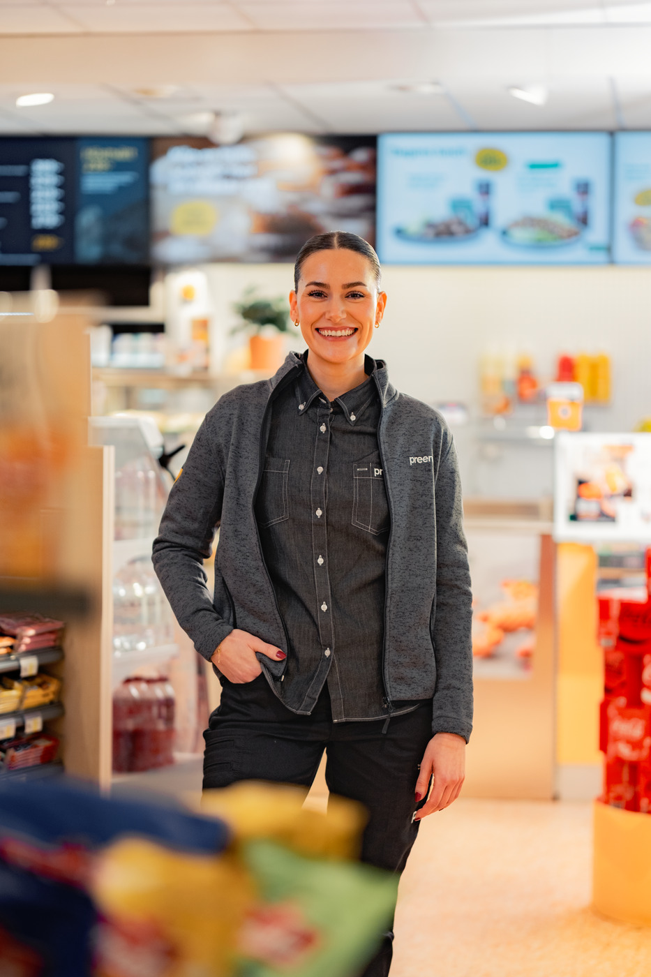 Stationspersonal inne i butiken