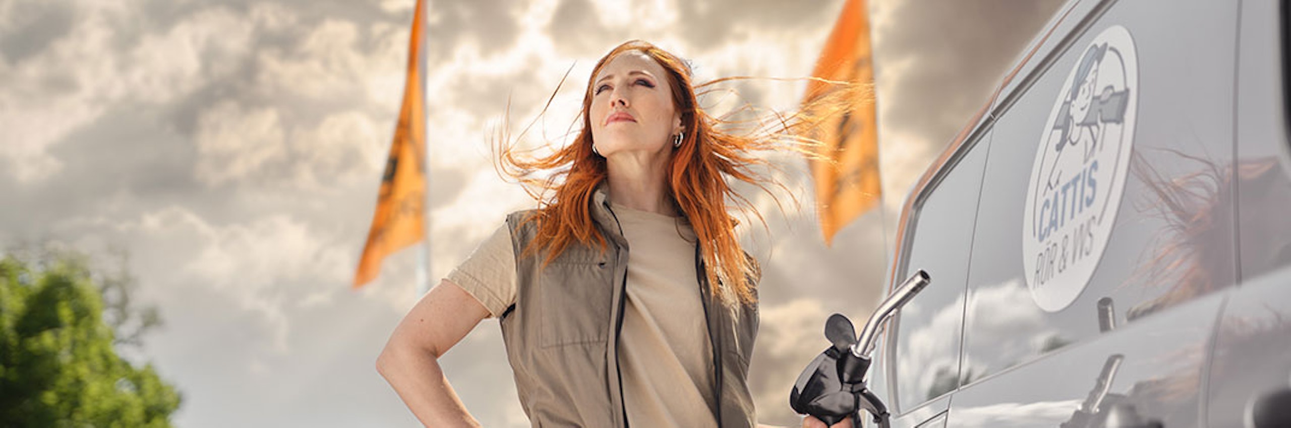 En kvinna som tankar HVO100