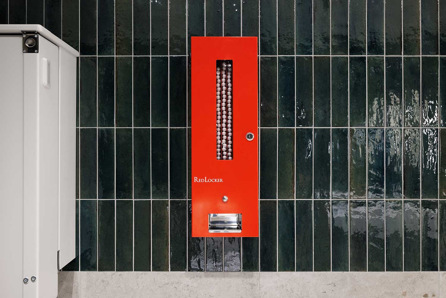 Preem erbjuder gratis mensskydd via RedLocker-automater på stationstoaletter i hela landet