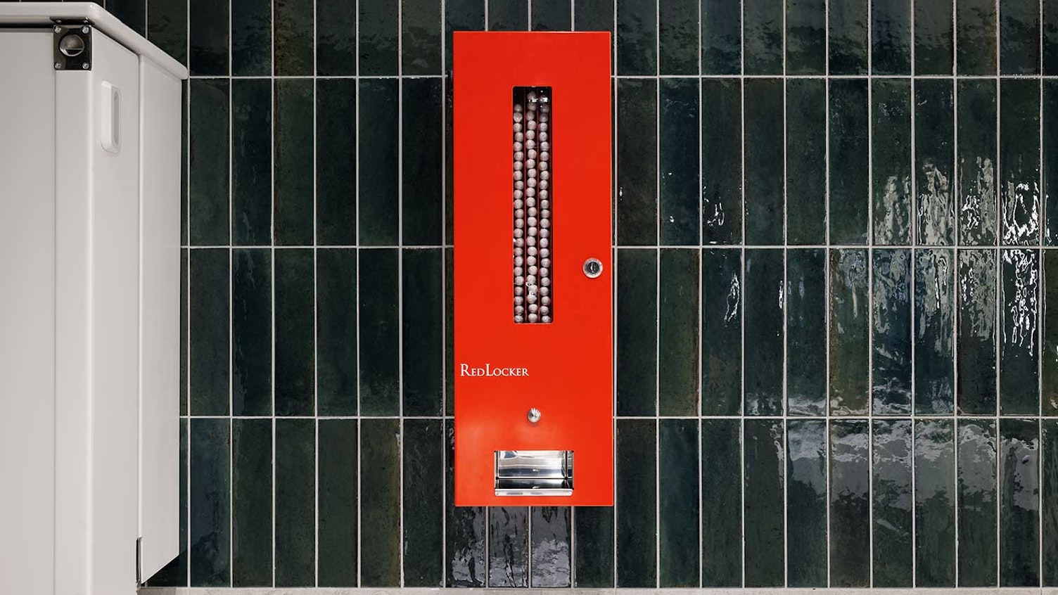 Preem erbjuder gratis mensskydd via RedLocker-automater på stationstoaletter i hela landet