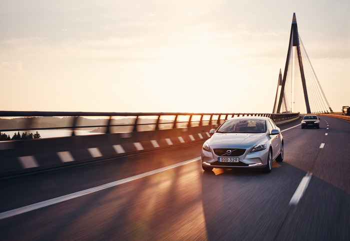 Bil kör över en bro