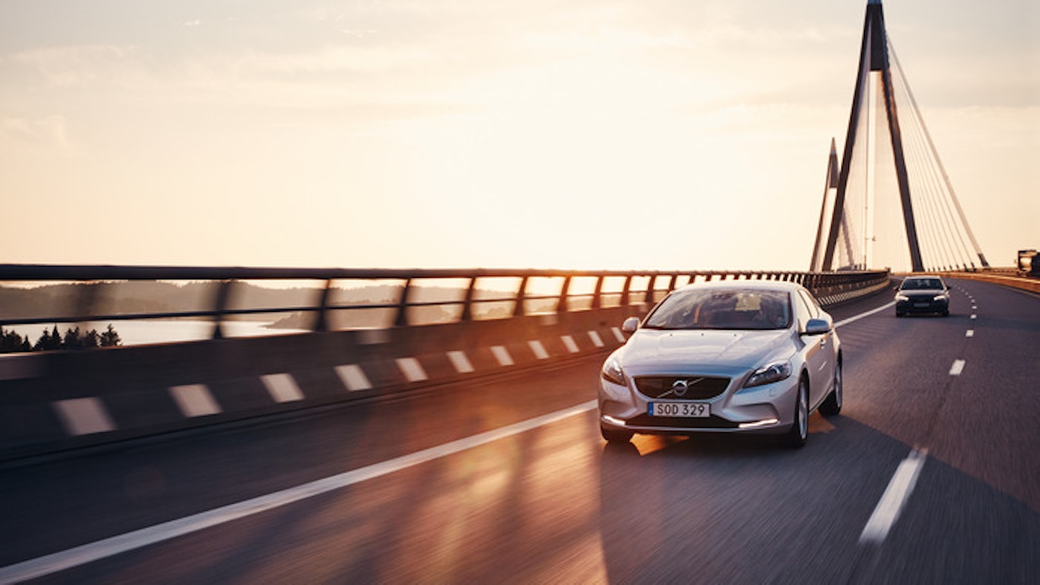 Bil kör över en bro