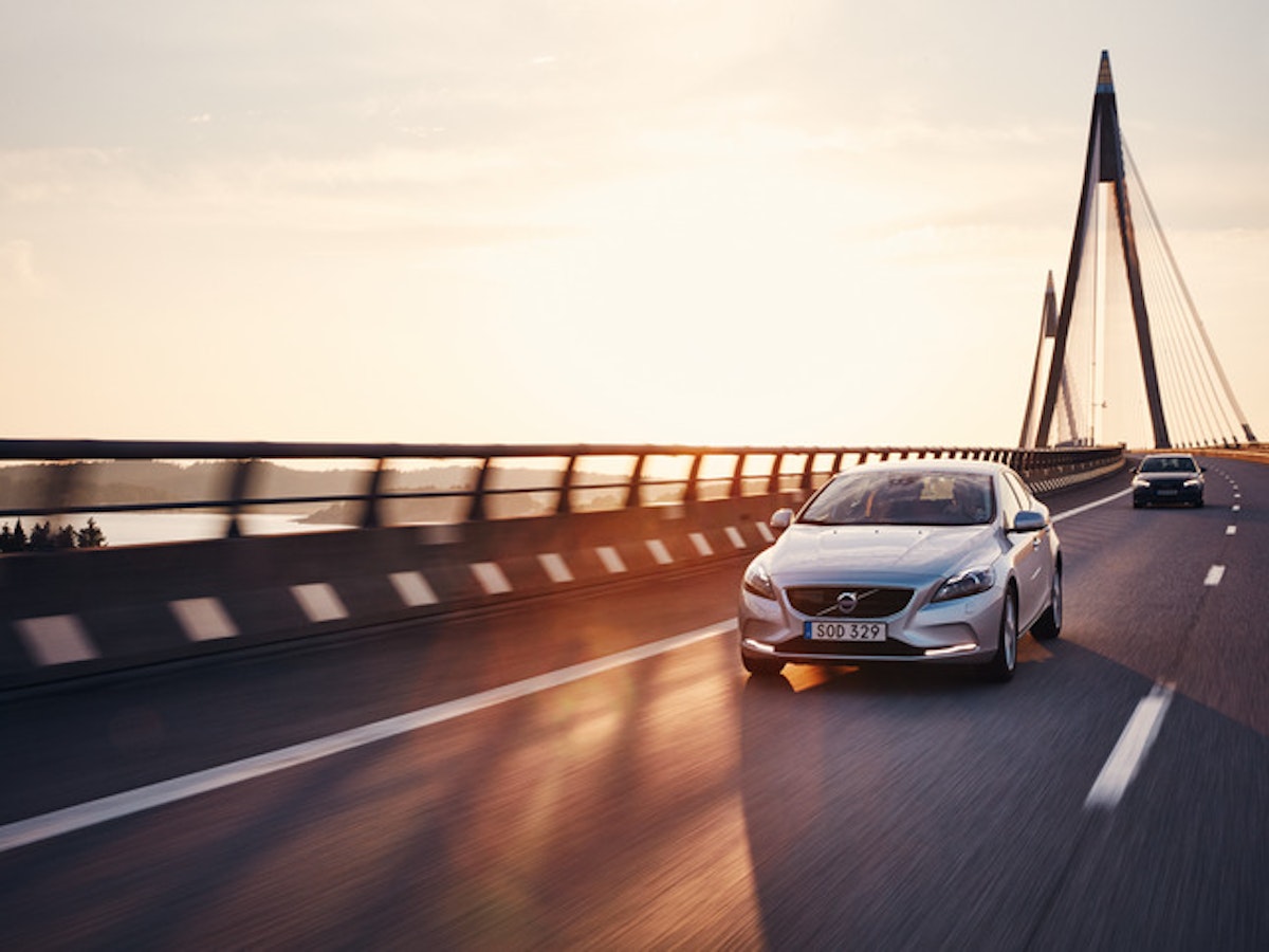 Bil kör över en bro