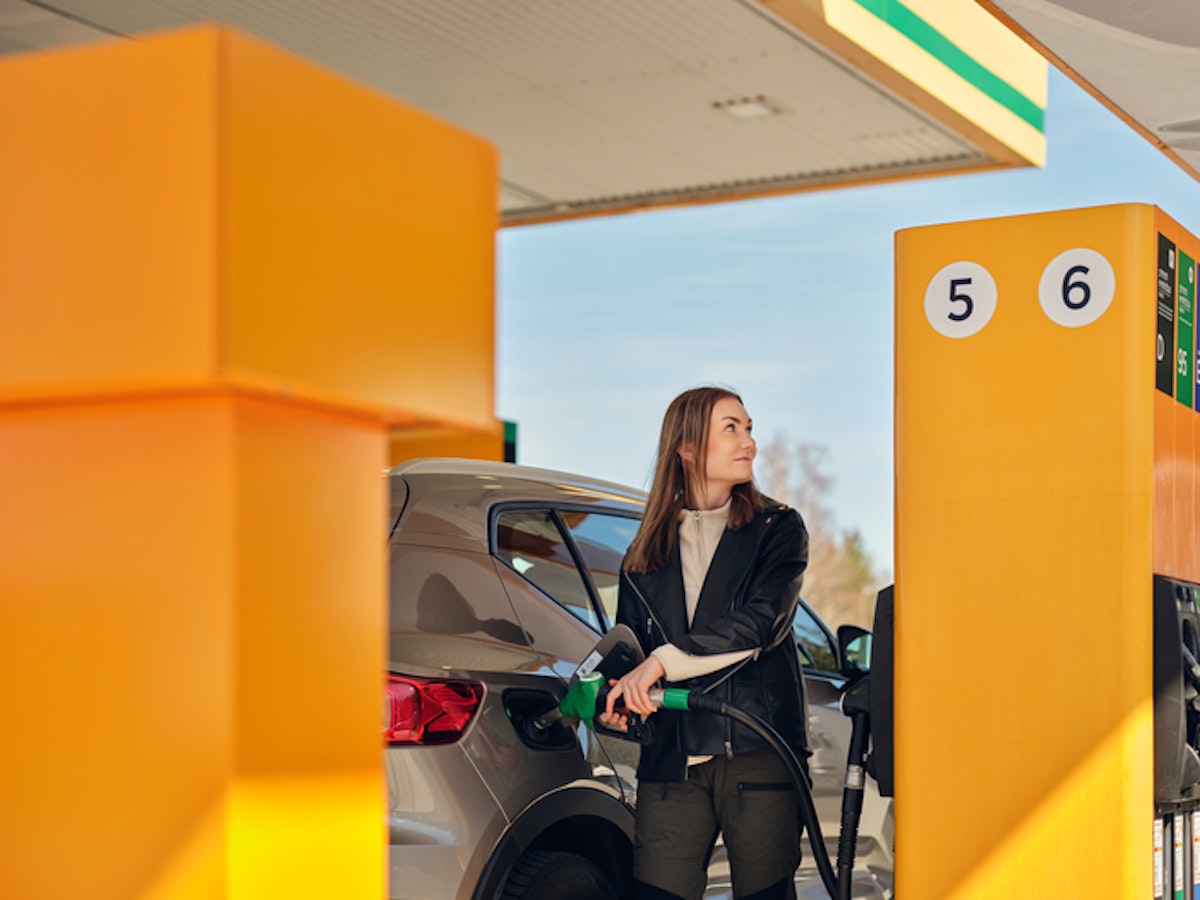 Kvinna tankar på Preemstation