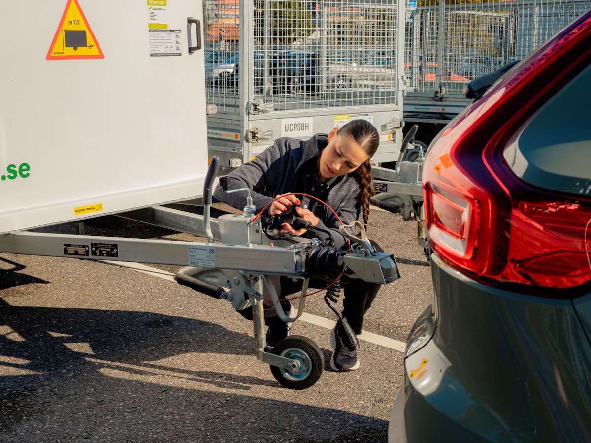 Kvinna med släpvagn.