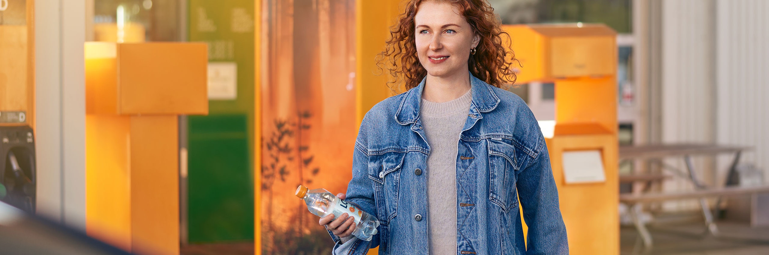 Kvinna står på station och håller i en Loka