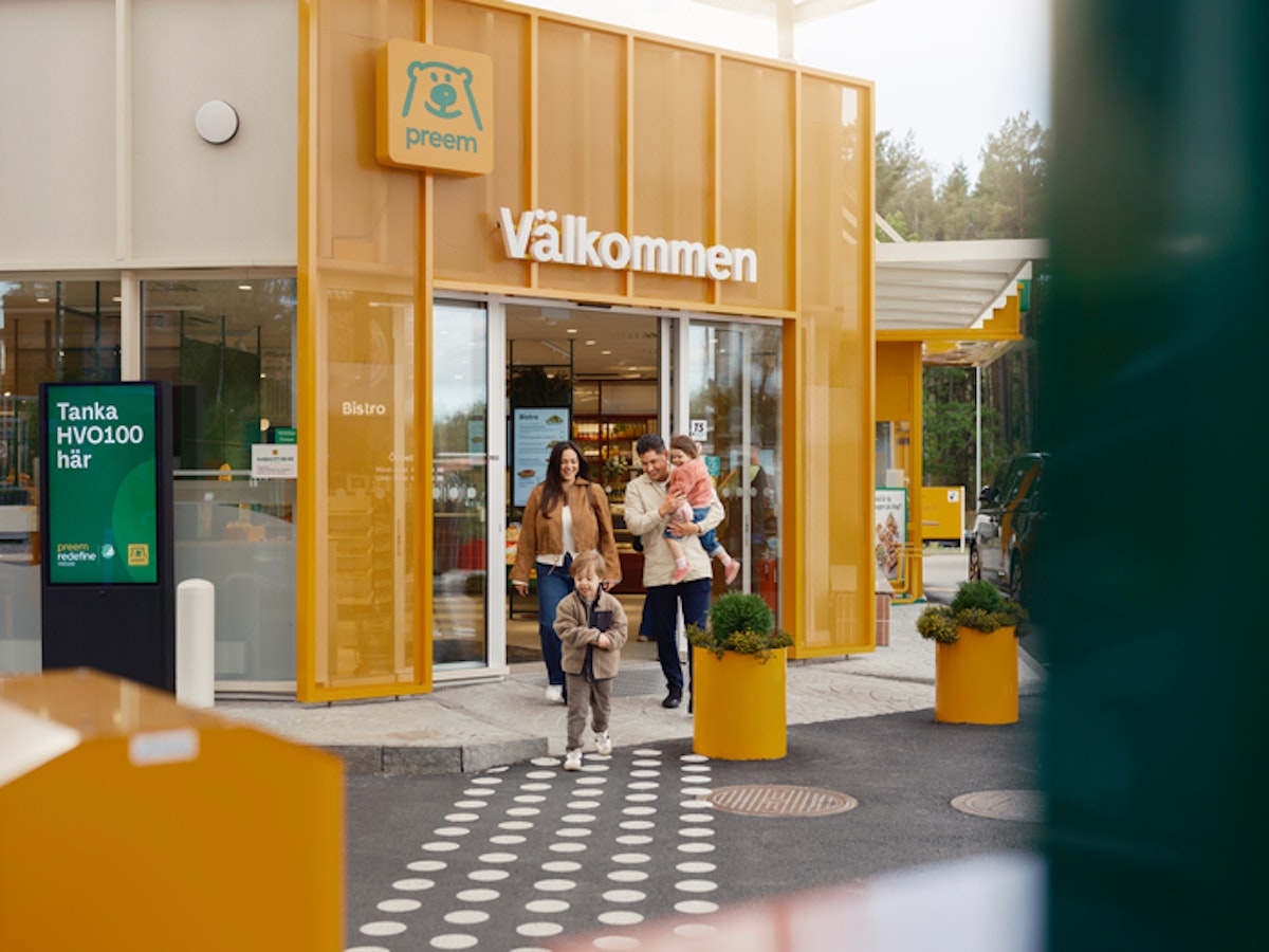 Familj går ut från en Preem-station