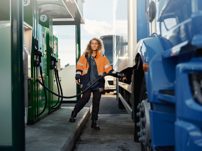 Kvinna tankar sin truck