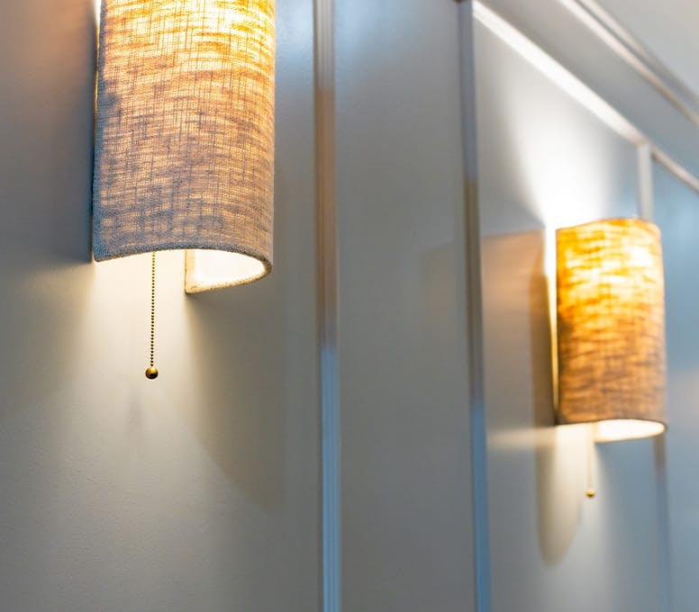 2 wall lamps