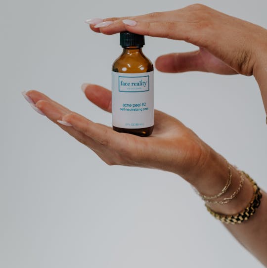 Acne Peel Syrum bottle