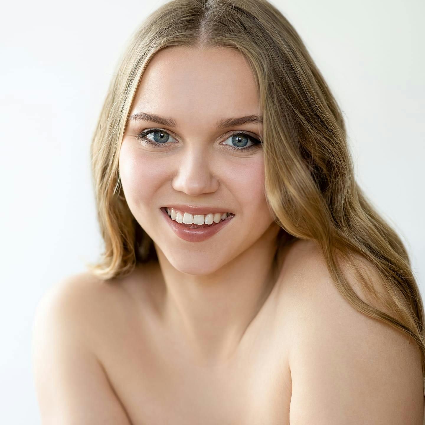 woman with dirty blonde hair smiling forward