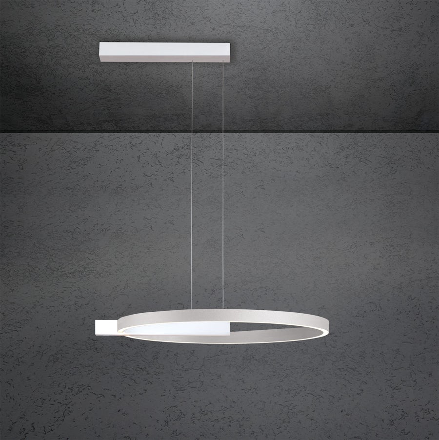 Eine schlichte, runde Pendelleuchte mit einem schlanken weissen Rahmen hängt von der Decke vor einer dunkel strukturierten Wand.