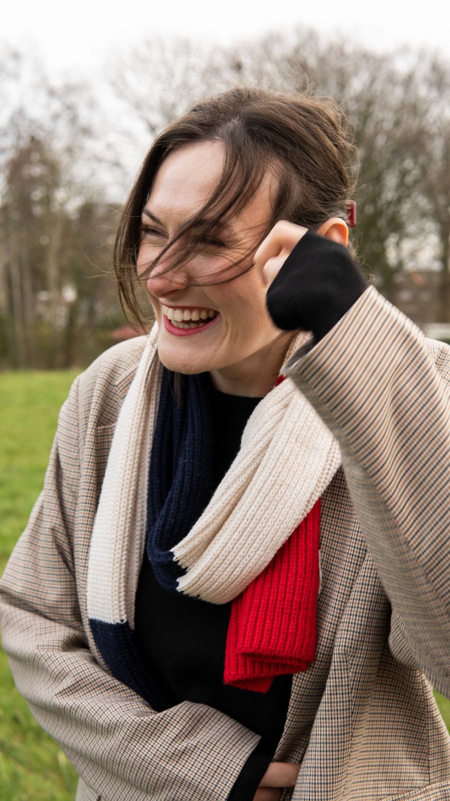 Lonneke staat buiten, lacht en heeft het naar haar zin