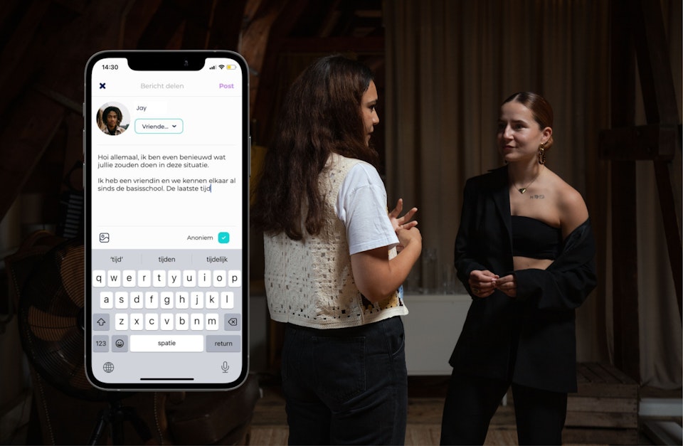 Twee jonge vrouwen in gesprek maar op de voorgrond een Iphone waar iemand een vraag in de online community stelt