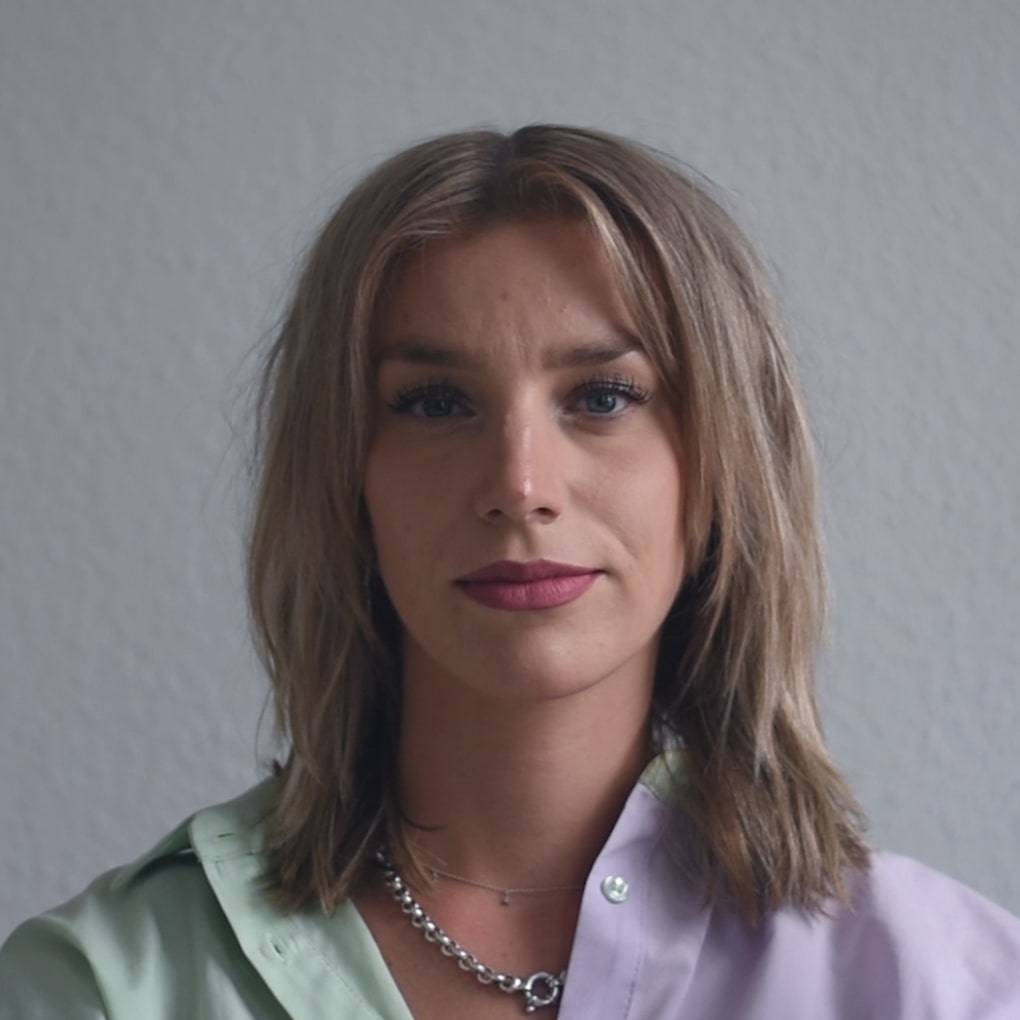 Anne kijkt zelfverzekerd in de camera