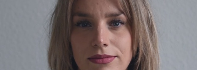 Anne kijkt zelfverzekerd in de camera