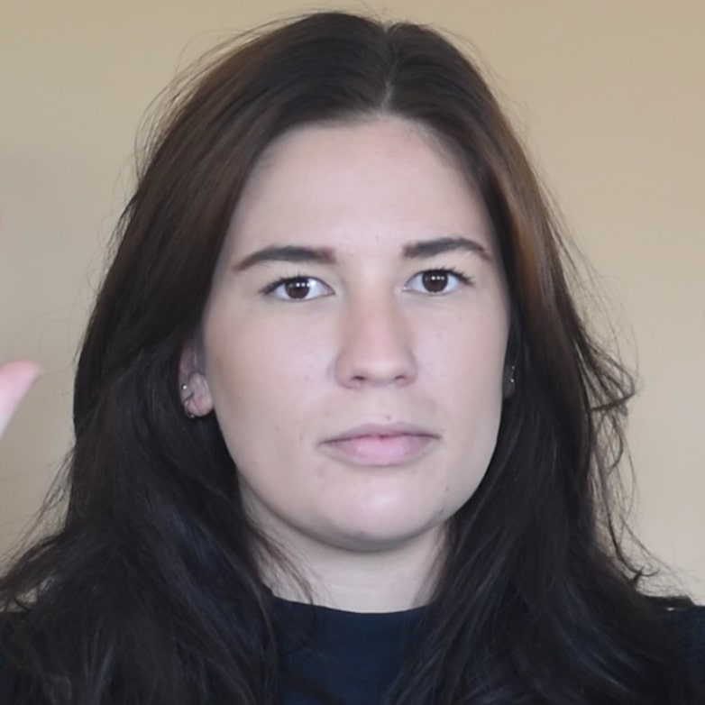 Lisa kijkt in de camera