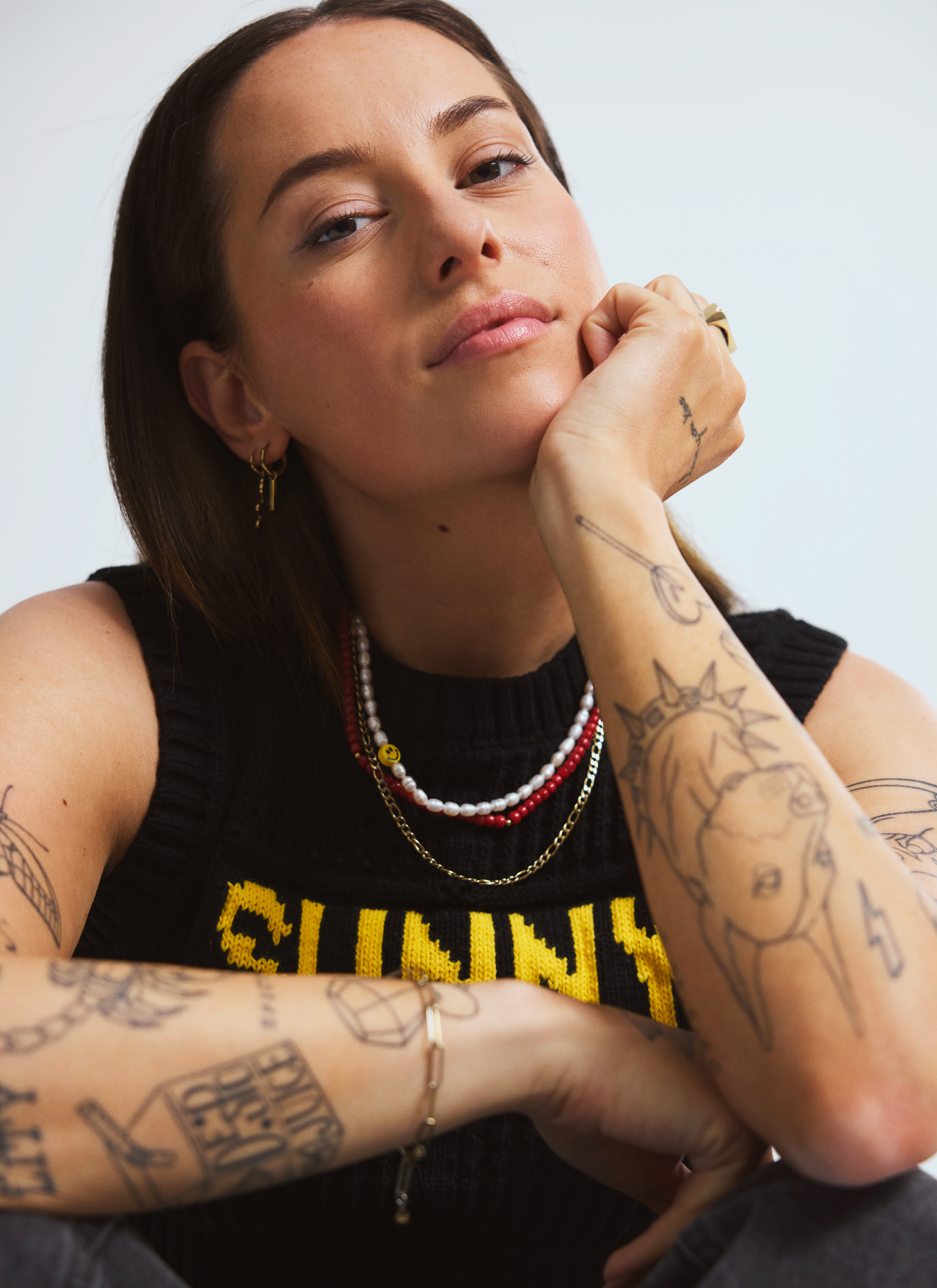 Gaby van LINDA.meiden met één hand onder haar kin kijkt in de camera