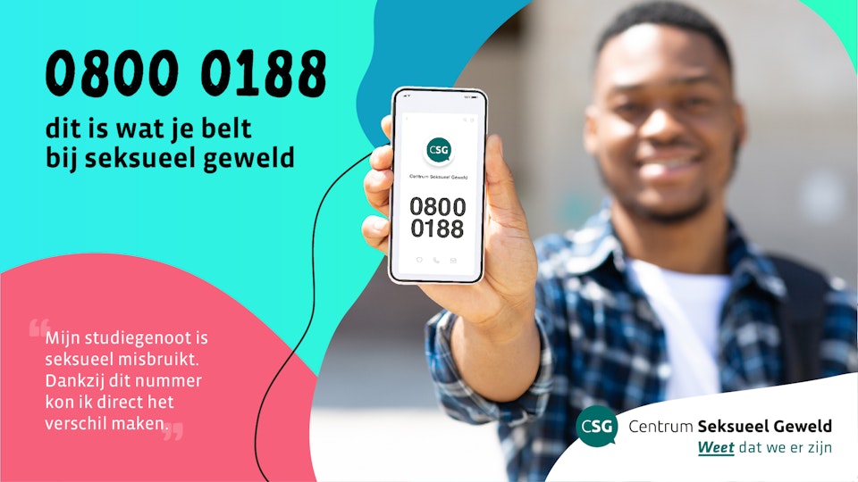 Man laat telefoon zien waarop het telefoonnummer van CSG staat