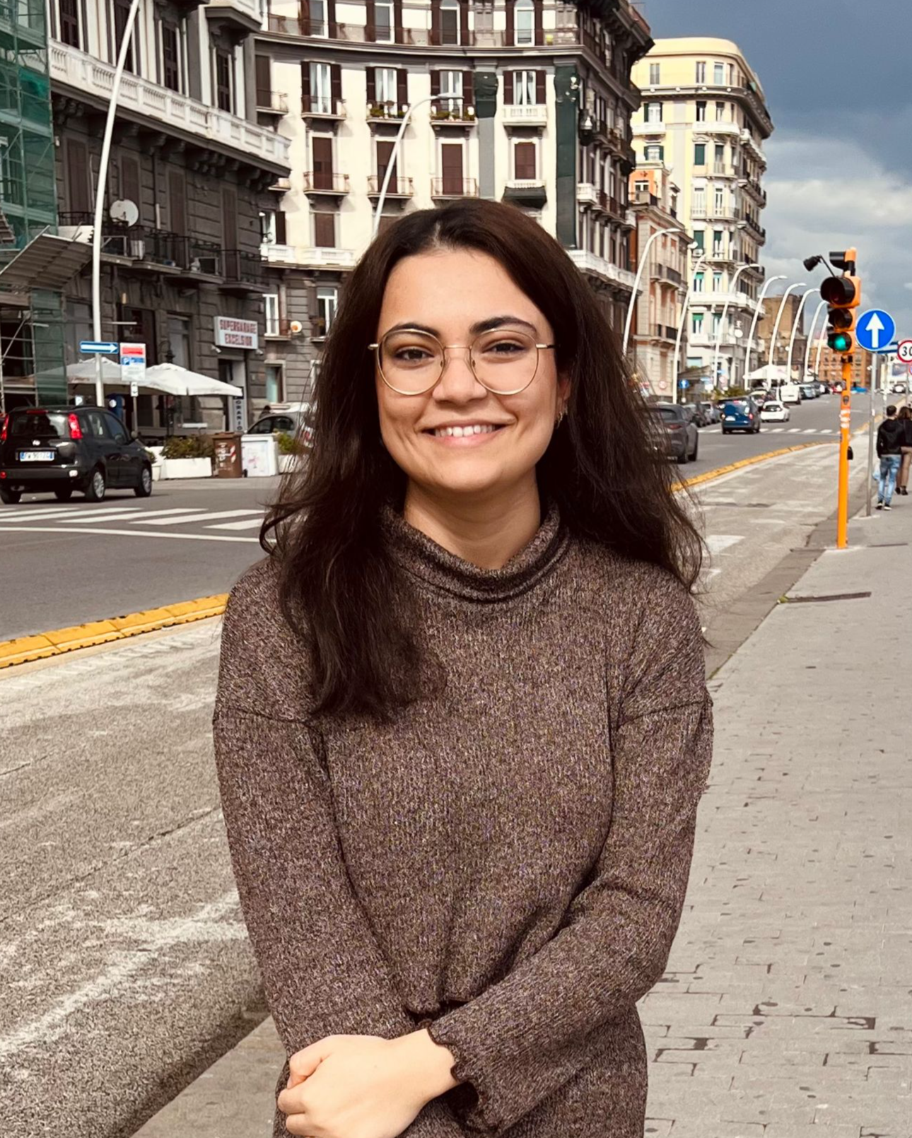 Hümeyra staat lachend buiten in de stad