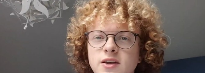 Jongeman vertelt zijn verhaal vanuit huis, terwijl hij in de camera kijkt