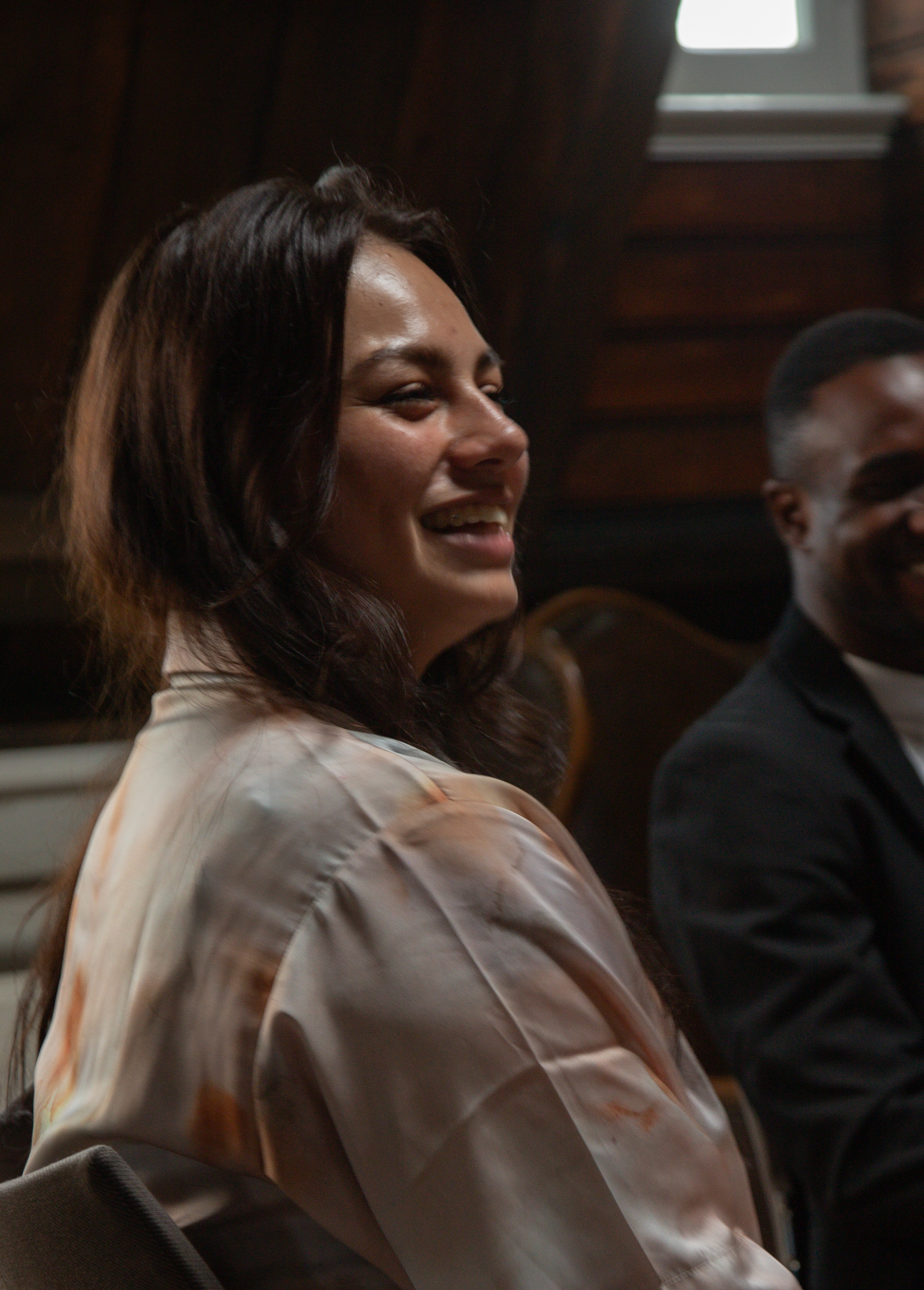 Andrea lacht en geniet van een gezellig gesprek