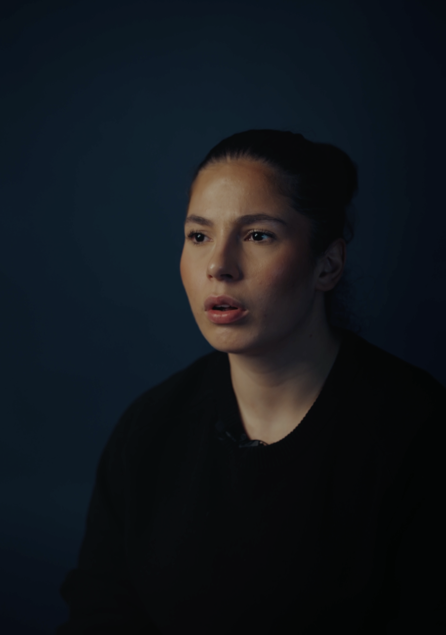 Zahraa vertelt over haar ervaring en kijkt nadenkend