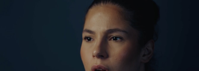 Zahraa vertelt over haar ervaring en kijkt nadenkend