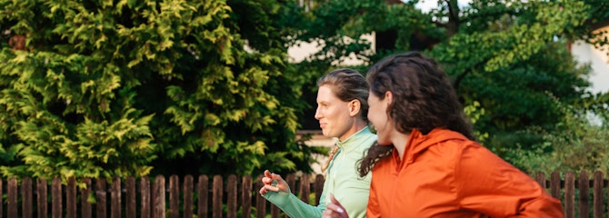 Twee vrouwen lopen buiten hard
