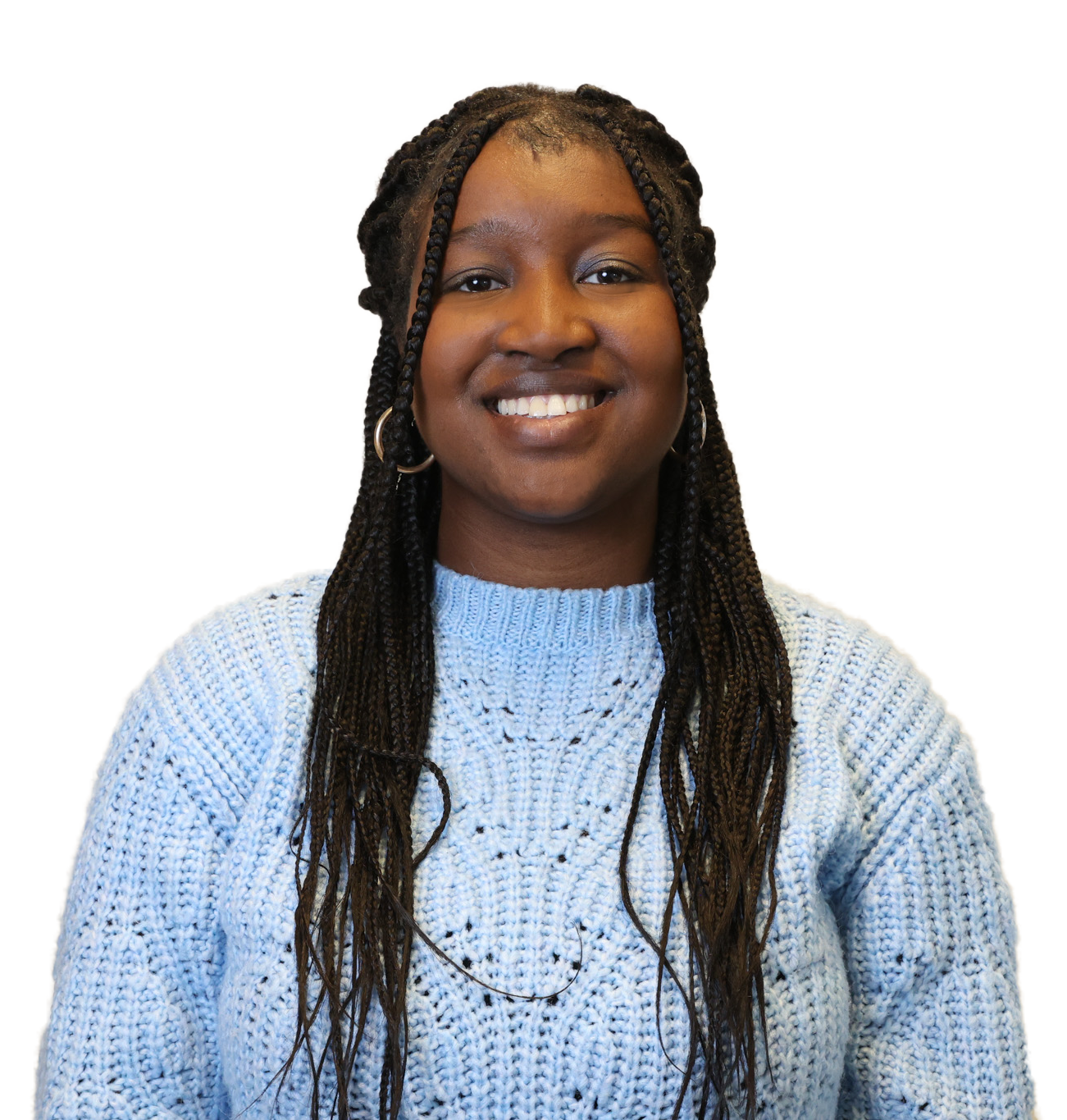 Nishaya kijkt blij en lachend in de camera