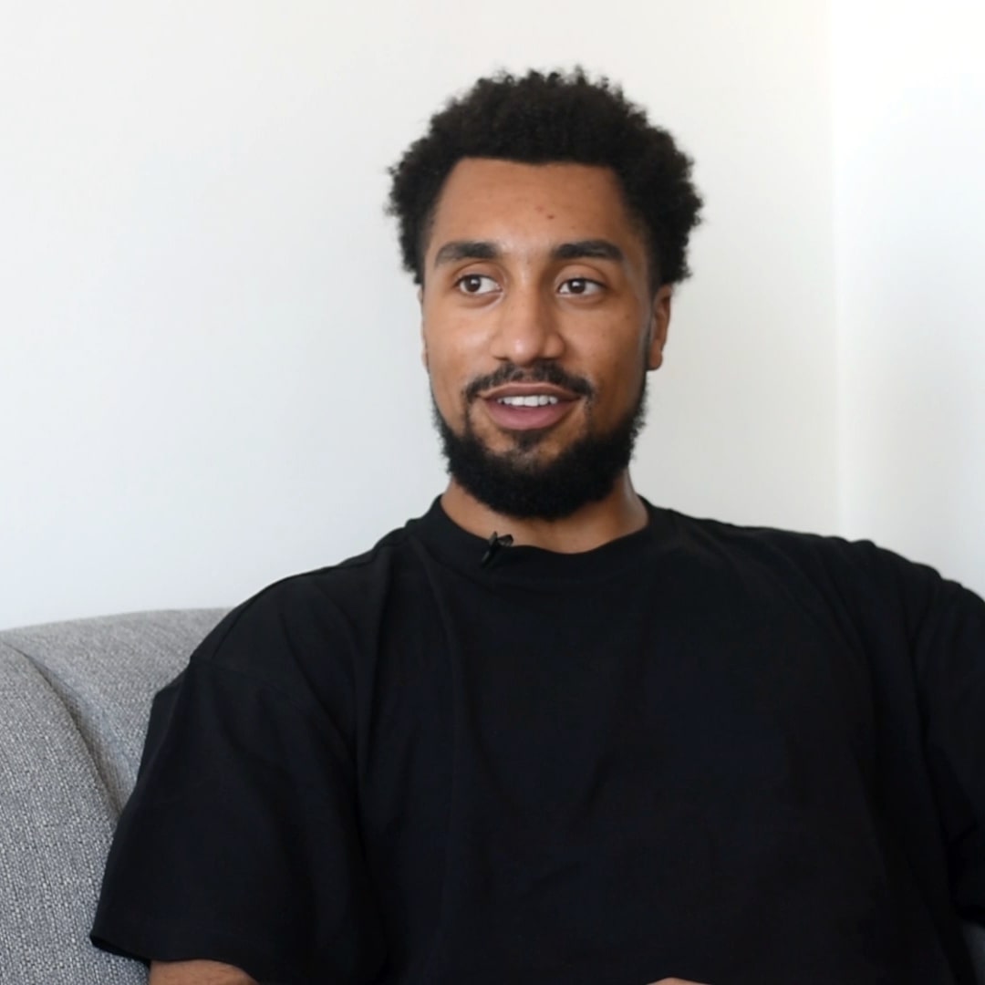 Beau zit op een bank en vertelt zijn verhaal