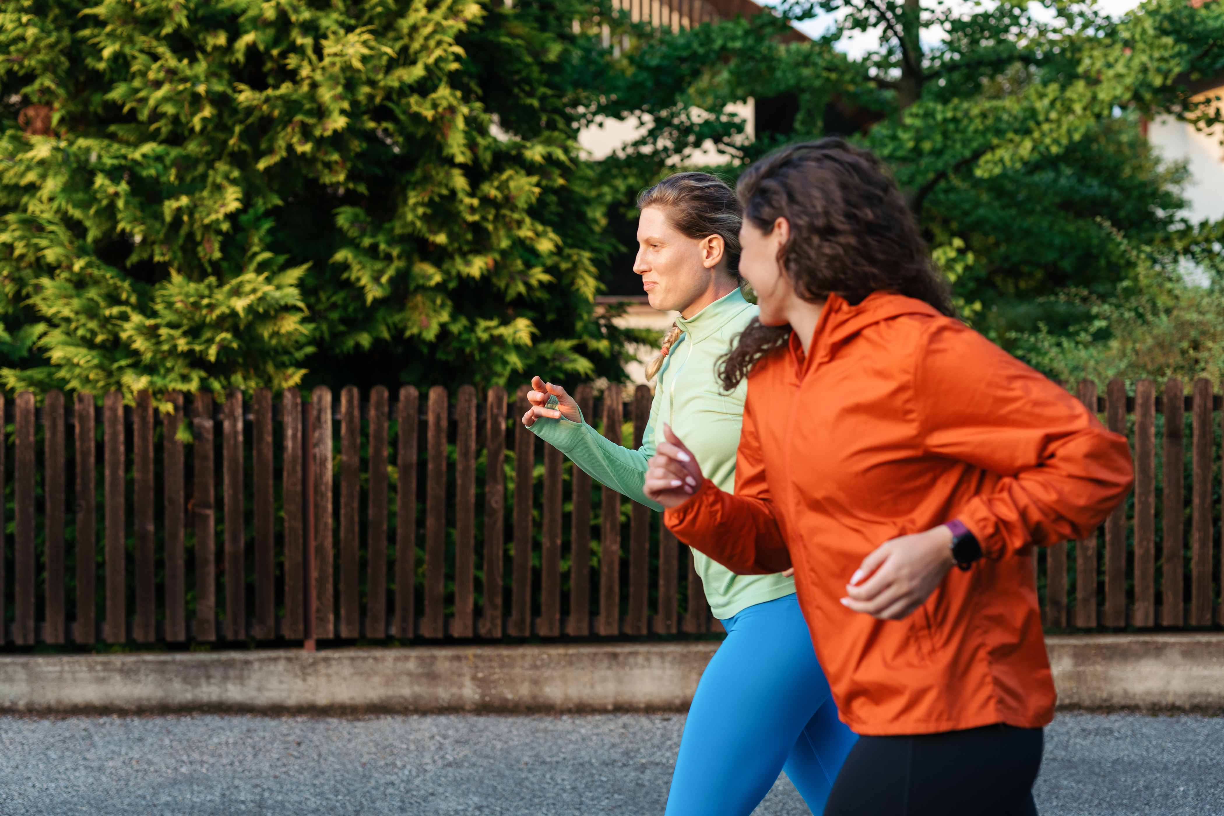 Twee vriendinnen lopen samen hard door de buurt
