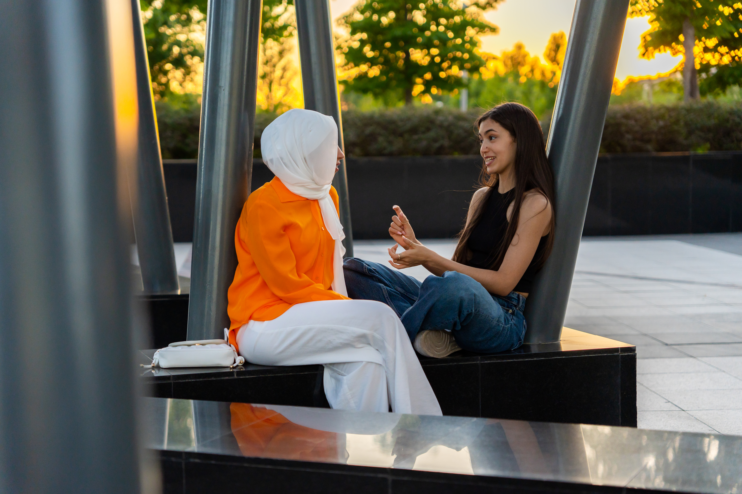 Twee vriendinnen hebben buiten een betekenisvol gesprek.
