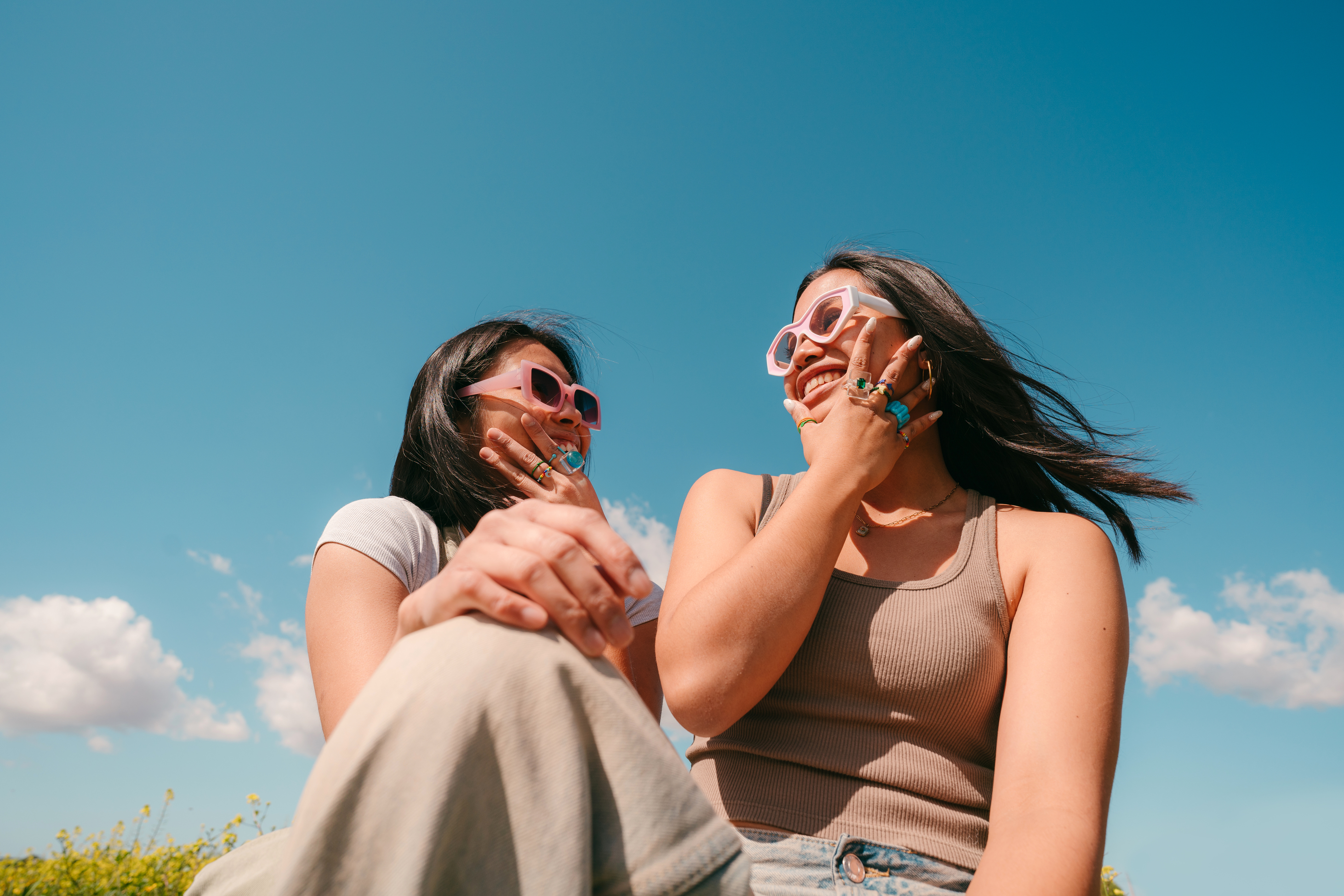 Twee vriendinnen lachen en maken buiten plezier