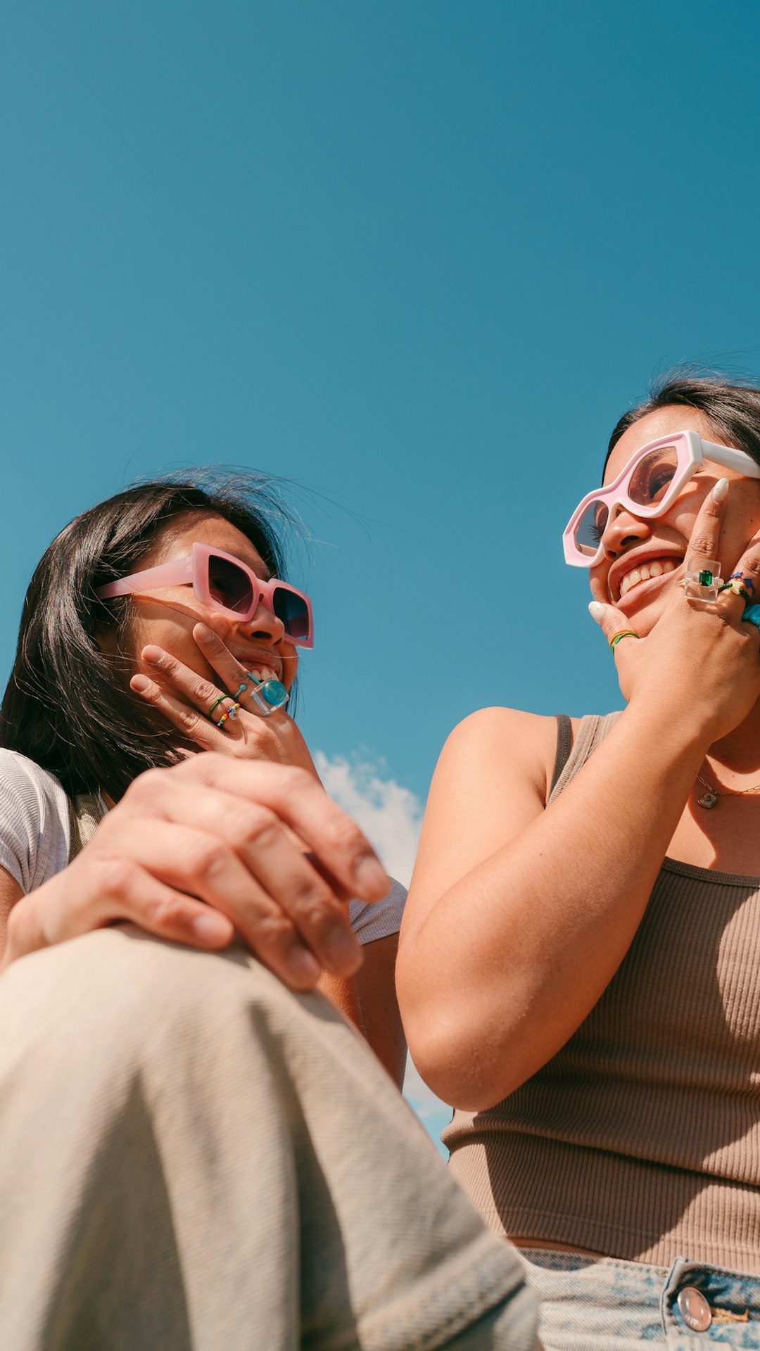 Twee vriendinnen lachen en maken buiten plezier