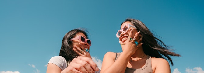 Twee vriendinnen lachen en maken buiten plezier
