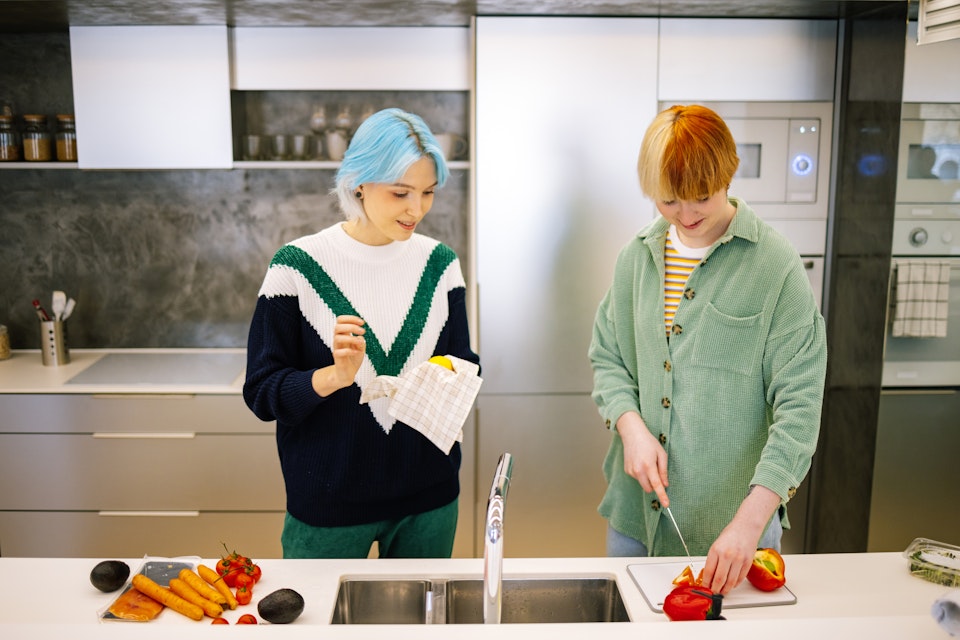 Twee personen bereiden eten in de keuken