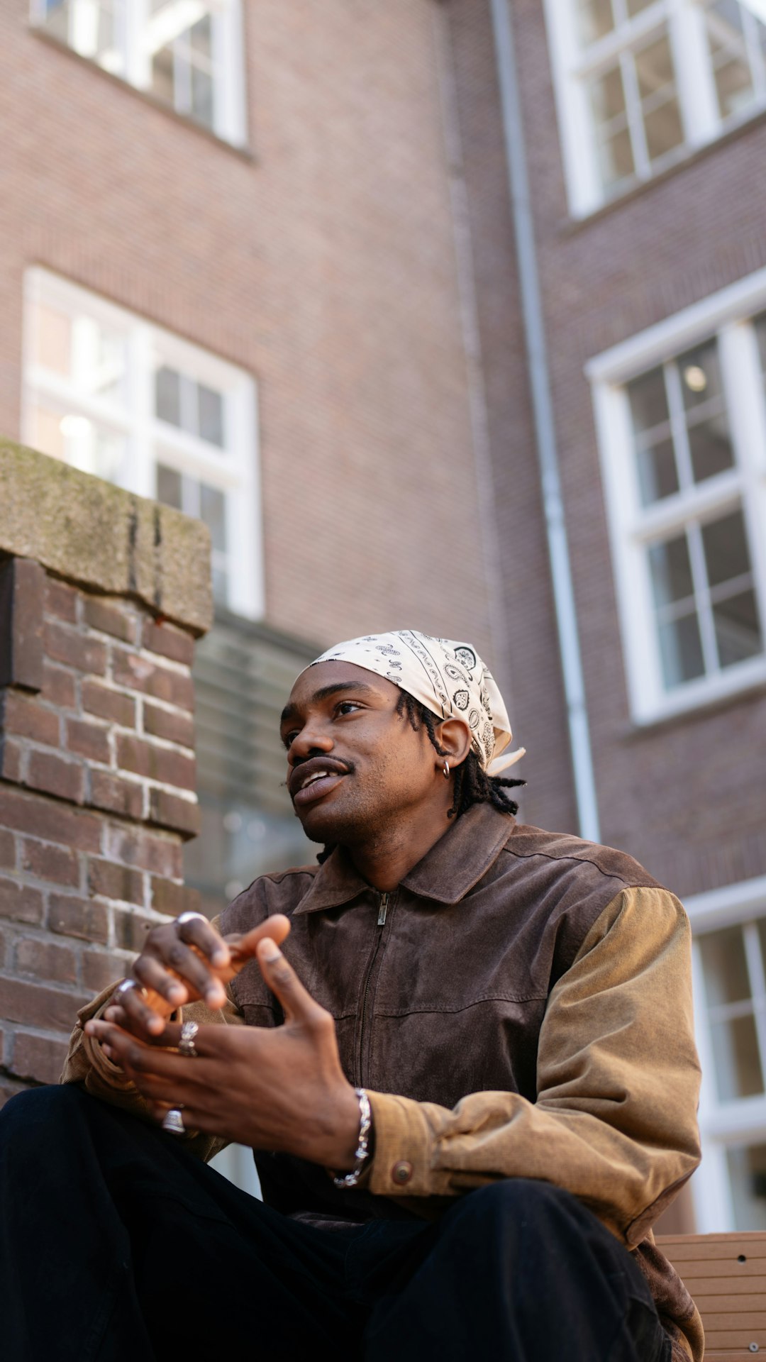 Twee personen voeren buiten een betekenisvol gesprek voor een stenen muur