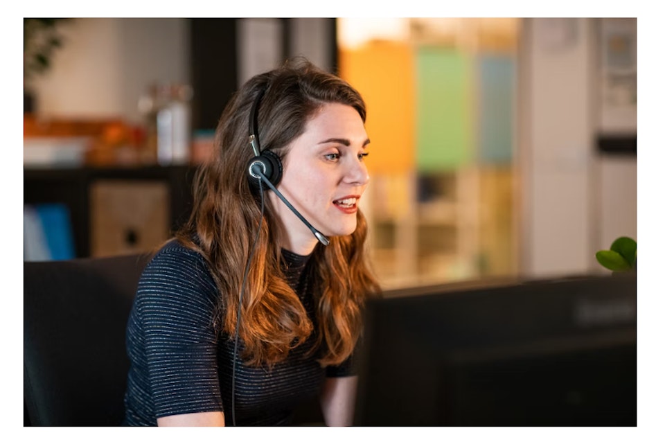 Vrijwilliger bel & chat met koptelefoon