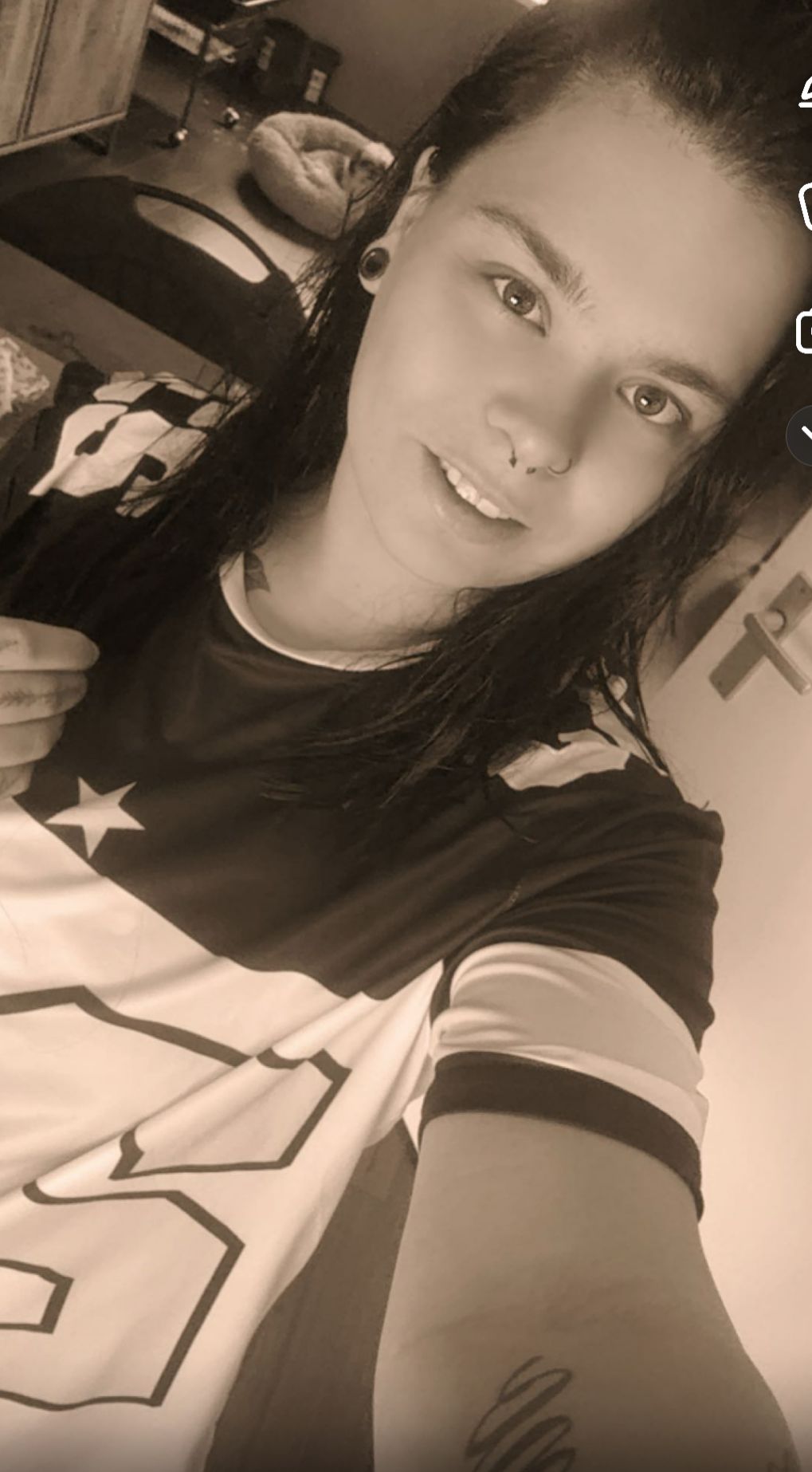 Shane kijkt recht, glimlachend in de camera en maakt een selfie