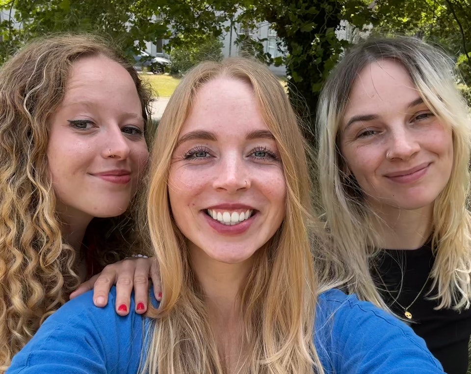 3 vrouwen van Proud2Bme kijken lachend in de camera.