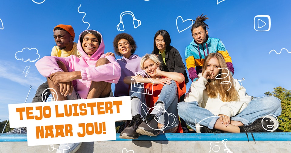7 jongeren zitten op een skatebaan met felgekleurde kleding aan. Ze kijken lachend naar de camera.