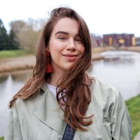 Vrouw met lang bruin haar dat voor haar gezicht waait