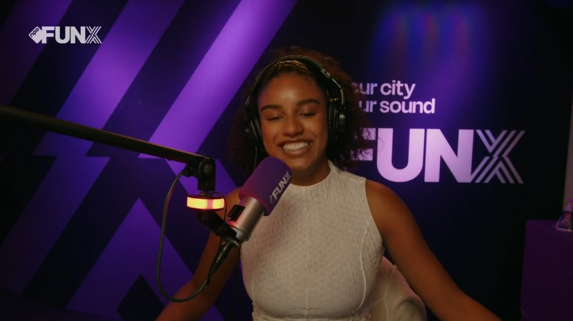 FunX Radio DJ Annelijn achter de microfoon