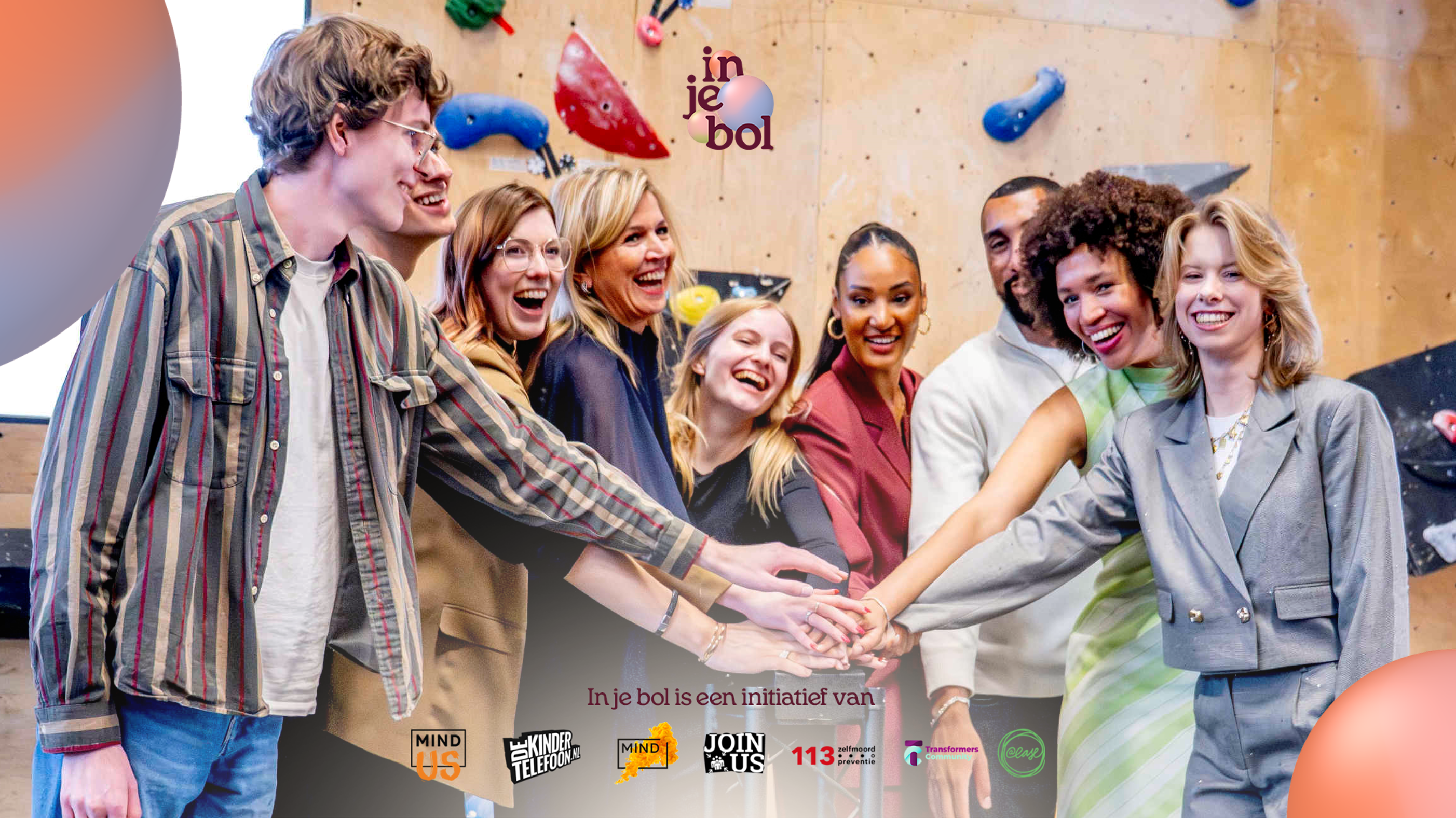 Koningin Máxima drukt samen met een groep jongeren op de rode knop voor vuurwerk